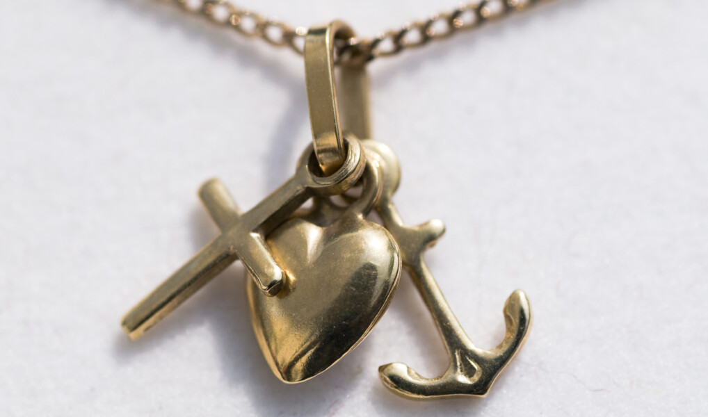 Smykke med kors, hjerte og anker for tro, håb og kærlighed