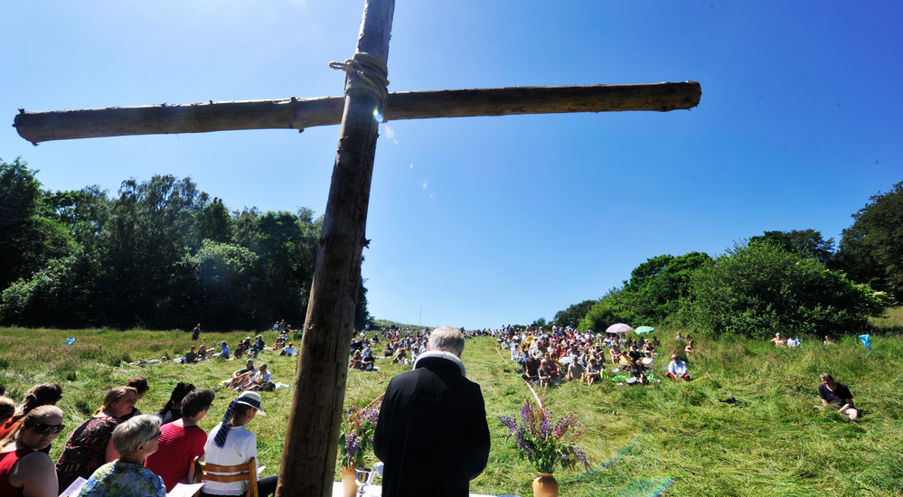 I forsommeren rykker folkekirkens gudstjenester af og til ud