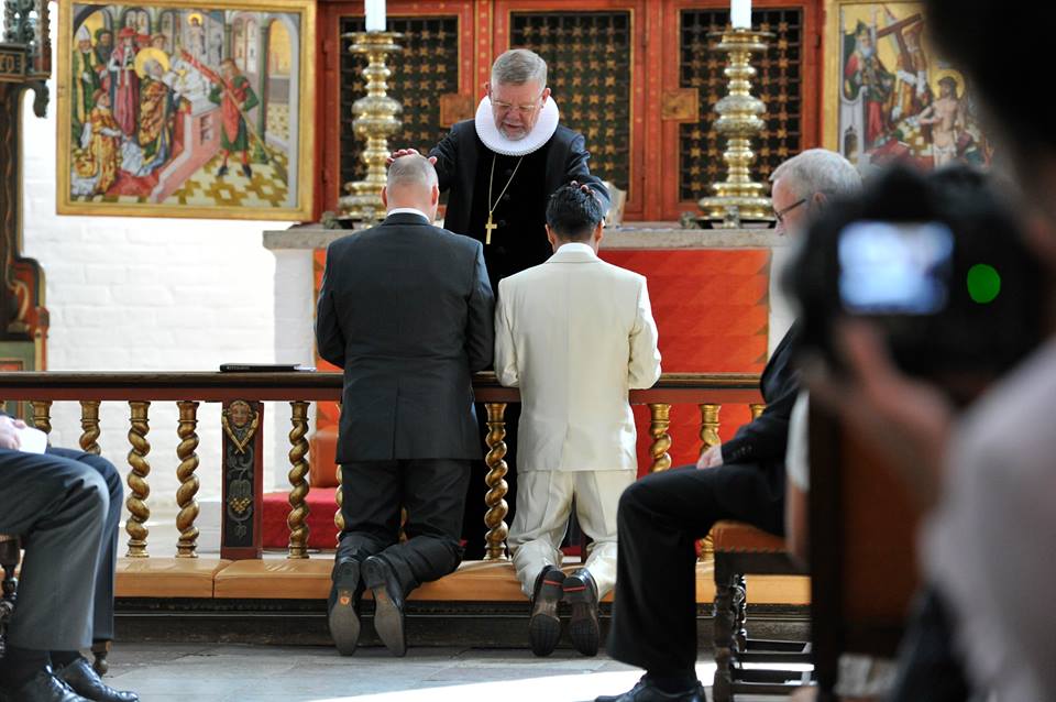 Homoseksuelt par bliver viet af biskop Kjeld Holm i Aarhus Domkirke